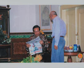 Seorang tamu dari Bank Bumiputera Malaysia mendampingi Sri Sultan HB X membaca surat kabar “SUKMA...