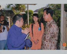 Sri Sultan HB X sedang berbincang- bincang dengan dua orang perwakilan dari JICA dan LDR Jepang, ...