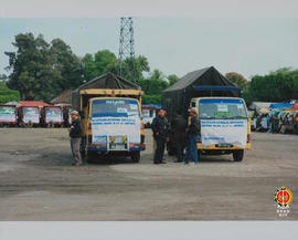 Dua truk dari Bakornas BP terlihat bersebelahan untuk bantuan gempa bumi yang ditujukan untuk lok...