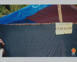 Sekolah darurat SD Muh Nglatihan yang dinding dan atapnya dibuat dari terpal sebagai tempat belaj...