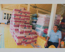 Bantuan makanan berupa mie instan (Supermi) dan alas tidur yang masih di kumpulkan di Bangsal Wiy...