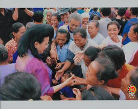 GKR Hemas sedang berjabat tangan dengan para korban gempa ketika usai menyerahkan bantuan gempa.