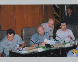 Wakil Presiden RI Jusuf Kalla, Menteri Sosial Bapak Bachtiar Chamsyah, terlihat sibuk dengan berk...