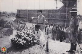 Panglima Besar Jenderal Soedirman sedang meletakkan karangan bunga di makam Sutarto yang gugur da...