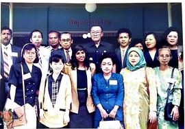 Foto bersama anggota organisasi sosial ASEAN dengan Gubernur DIY Sri PA VIII di Gedong wilis