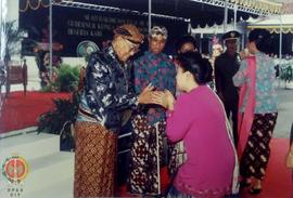 pejabat Gubernur DIY Sri Paduka Paku Alam VIII didampingi Bupati Bantul Sri Rososudarmo berjabat ...