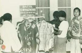 PM Papua Nugini, Michael Somare beserta istri sedang melihat baju batik hasil karya Batik  Surya ...