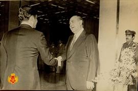 Wakil Presiden Republik Iraq Y. M. Taha Muhyddin Maroef berjabat tangan dengan seorang pejabat In...