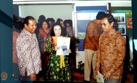 Walikotamadya Yogyakarta R.Widagdo beserta Ibu ( berbusana batik hijau ) sedang memasuki ruang Pa...
