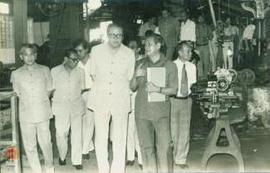 Ir. Kharis Suhud (Menteri Perindustrian) didampingi KaKanwil Perindustrian  DIY meninjau Industri...