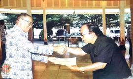 Pejabat Gubernur DIY Sri Paku Alam VIII memberi bantuan secara simbolis kepada Ketua DPD  DIY PDI...
