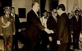 Wakil Presiden Republik Iraq berjabat tangan dengan beberapa pejabat Republik Indonesia.