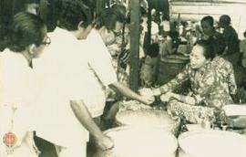 Anggota komisi sedang melihat kwalitas beras yang dijual di pasar pada seorang penjual beras di P...