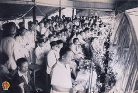 Panglima Besar Jenderal Soedirman dan Drs. Moh Hatta sedang mendengarkan sambutan dari Panitia da...