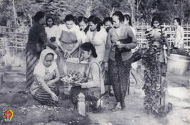 Ibu-ibu peserta ziarah sedang melaksanakan tabur bunga.