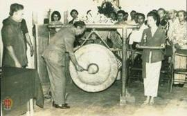 Wakil Gubernur DIY Sri Paduka Paku Alam VIII sedang memukul gong sebagai pembukaan acara Pekan Or...