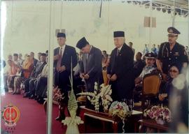 Presiden Soeharto  meninggalkan tempat duduk menuju mimbar untuk memberikan pidato pada Peringata...
