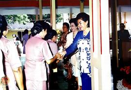 Ibu Try Sutrisno beserta Ibu-ibu Dharma Wanita  Pusat sedang berjabat tangan dengan anggota Dharm...