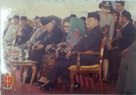 Tamu VIP duduk di kursi terdepan dari kanan, Paku Alam VIII, Ibu Tarmidzi Tahir, Ibu Tien Soehart...