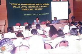 Drs. Iskhak Budi Latihantoro dari Biro Bina Sosial Setwilda Provinsi DIY sedang menyampaikan mate...