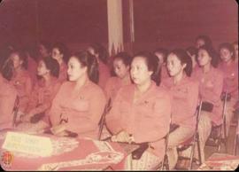 Ibu-ibu anggota Dharma Wanita dari sub unit Biro Hukum