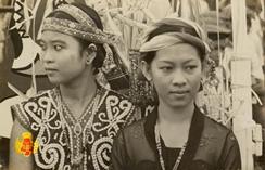Dua orang yang berpakaian adat turut menyambut kehadiran Wakil Presiden Republik Indonesia dan ro...