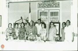 Wakil Gubernur DIY foto bersama Kepala bagian Protokol Letkol. Supardi dan istri, Drs. Mulyono Mu...