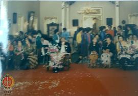 Paku Alam VIII duduk di Bangsal Sewatama dengan latar belakang foro/gambar Paku Alam I – VII. Tam...