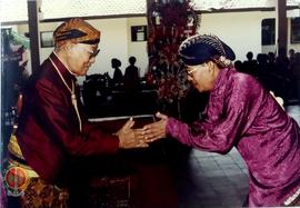 Pejabat Gubernur DIY Paku Alam VIII berjabat tangan dengan Bupati Kulonprogo Drs. Suratidjo pada ...