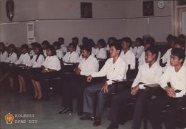 Para peserta Pelatihan Calon Karyawan BUKP berpakaian hitam putih sedang mengikuti diklat.
