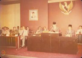 Pimpinan Sidang sedang memberikan sambutan pada acara pelantikan anggota DPRD DIY hasil pemilu 1982.