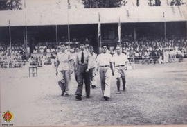 Panglima Besar Jenderal Soedirman beserta rombongan sesuai upacara berjalan meninggalkan lapangan...