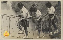 Beberapa anggota Pramuka sedang melewati jembatan yang terbuat dari tali (Tjipinang).