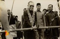 Wakil Presiden Republik Indonesia didampingi Gubernur Kalimantan Barat memotong bambu pertanda di...