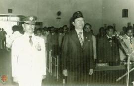 Foto Walikotamadya Yogyakarta yang lama (Bapak Ahmad) dan yang baru (Bapak Sugiarto) dalam acara ...