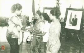 Para pemenang lomba saat menerima piala dari pengurus Dharma Pertiwi di Bangsal Kepatihan.