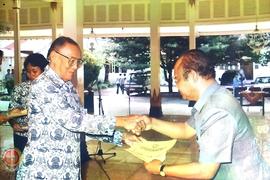 Pejabat Gubernur DIY Sri Paku Alam VIII memberi bantuan secara simbolis kepada Ketua DPD Tingkat ...