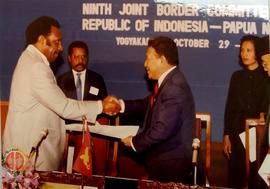 Mendagri Jendral Purnawirawan Rudini berjabat tangan dengan Pejabat Pemerintah Papua New Guinea .
