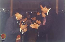 Pejabat Gubernur DIY Paku Alam VIII sedang berjabat tangan dengan Sri Sultan Hamengku Buwono X pa...