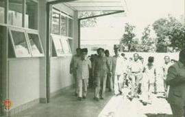 Menteri Agama RI (Bapak Alamsyah Ratu Prawiro Negoro) meninjau lokasi sisi kanan Gedung madrasah ...