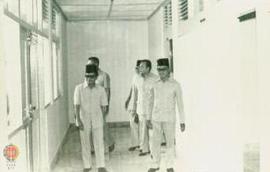 Menteri Agama RI dan rombongan meninjau ruang - ruang kelas dalam Gedung Madrasah Ibtidaiyah Nege...