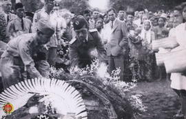 Sri Sultan Hamengku Buwono IX (kanan) meletakkan karangan bunga di atas makam Panglima Besar Jend...