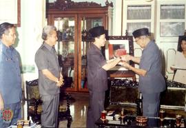 Pejabat Gubernur DIY Sri Paduka Paku Alam VIII berjabat tangan sambil menyerahkan cendera mata ke...