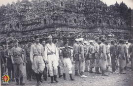 Panglima Besar Jenderal Soedirman beserta rombongan berjalan menuju tempat upacara.
