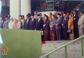 Foto bersama di depan Kampus – Presiden Soeharto, para pejabat pemerintahan serta pengurus dan pe...