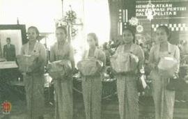 Tampak anggota Dharma Pertiwi yang telah menerima bingkisan di Bangsal Kepatihan.