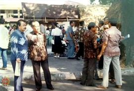 Seniman Yogyakarta Bapak Amri Yahya dan Asisten Setwilda Prov. DIY Drs. Samirin sedang mengamati ...