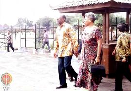 Presiden Suriname beserta Istri dan rombongan sampai di pintu gerbang tempat wisata di candi Pram...