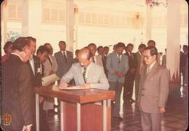 Drs. Ari Sunaryo (Ka. Kanwil BPN) menandatangani Berita Acara pelantikan pejabat. Tampak Sri Padu...