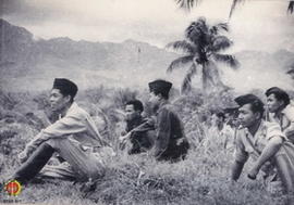 Panglima Besar Jenderal Soedirman dengan kawan-kawan sedang melakukan pengamatan/ pengintaian  mu...